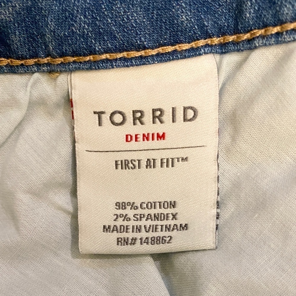 Torrid 20 NWT Denim Shorts Stretch Jeans Cutoffs Frayed Hems Light Wash New - Picture 7 of 10